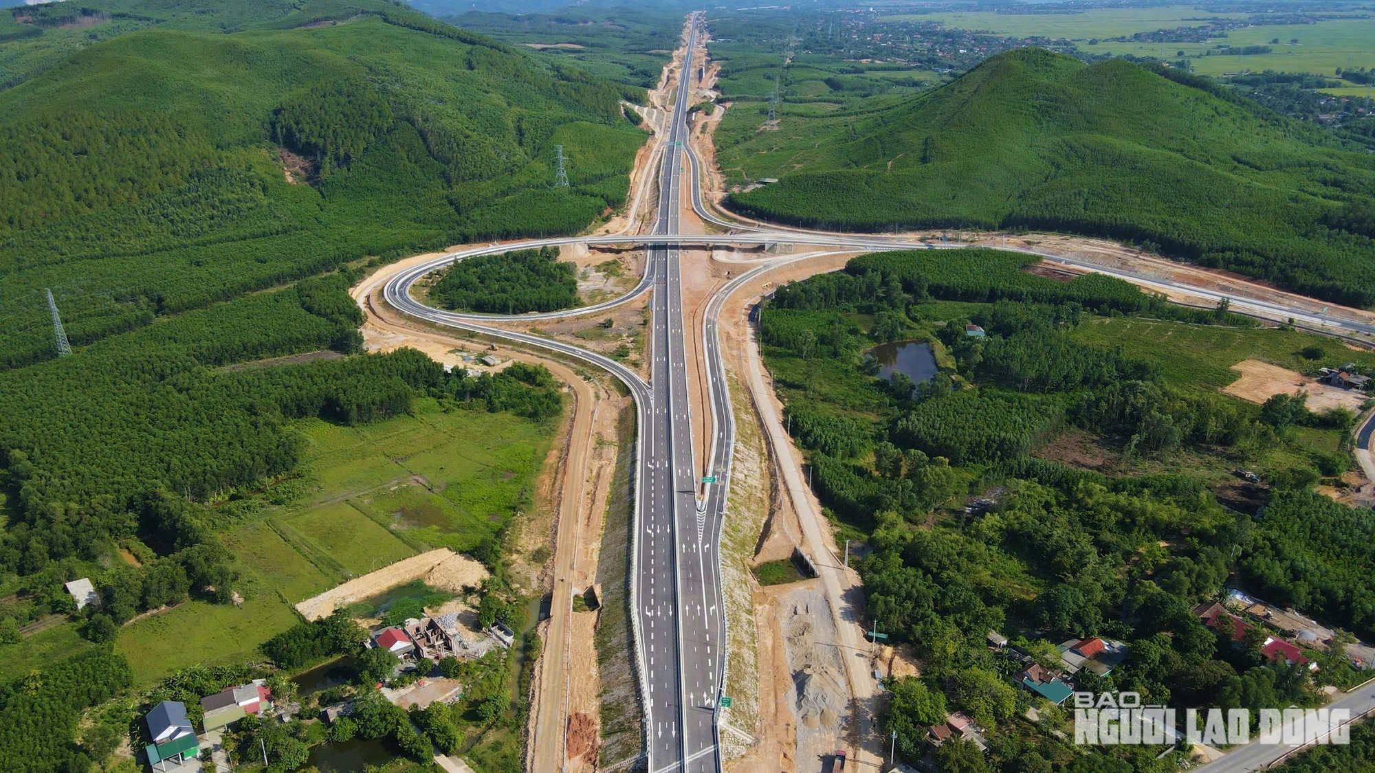 Ngắm đường cao tốc "xuyên núi, vượt sông" hơn 22.500 tỉ qua Quảng Trị trước giờ thông xe- Ảnh 17. Ngắm đường cao tốc "xuyên núi, vượt sông" hơn 22.500 tỉ qua Quảng Trị trước giờ thông xe- Ảnh 17.