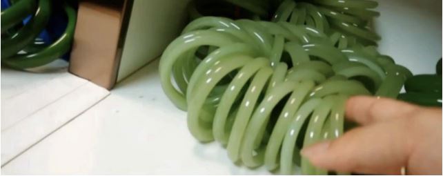 Streamer bán vòng ngọc bích 4,3 triệu đồng, giảm giá 50% hút 134 nghìn người theo dõi: Trong chớp mắt, hàng chợ biến thành "đồ quý", có cả giấy kiểm định- Ảnh 1. Streamer bán vòng ngọc bích 4,3 triệu đồng, giảm giá 50% hút 134 nghìn người theo dõi: Trong chớp mắt, hàng chợ biến thành "đồ quý", có cả giấy kiểm định- Ảnh 1.