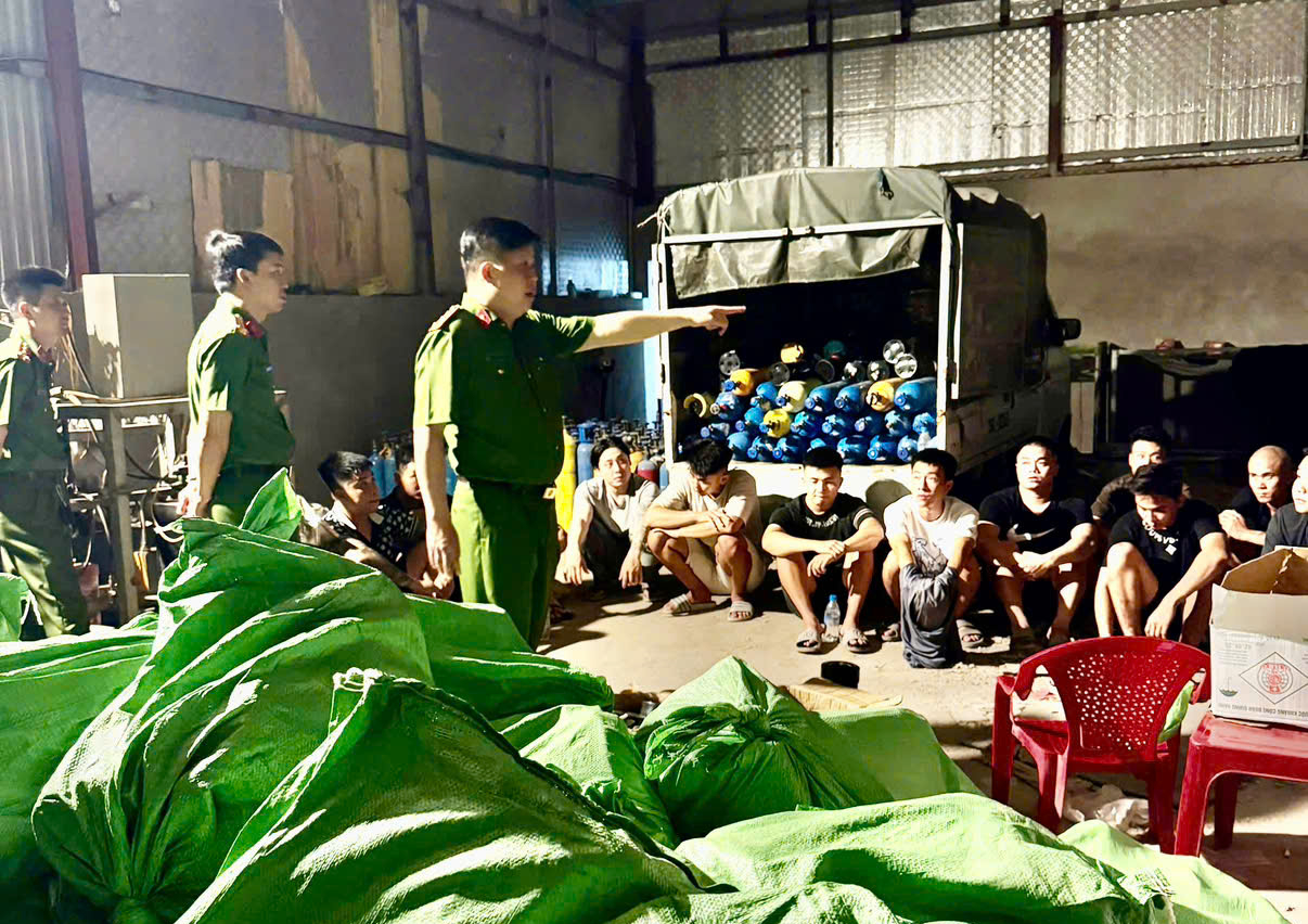 Triệt phá đường dây mua bán "khí cười" số lượng lớn, tạm giữ 18 đối tượng- Ảnh 1. Triệt phá đường dây mua bán "khí cười" số lượng lớn, tạm giữ 18 đối tượng- Ảnh 1.