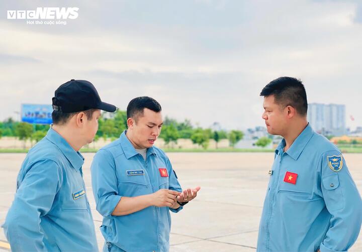 Người dẫn nhịp biên đội 'ngựa thồ' CASA trên bầu trời thao luyện A80- Ảnh 4.