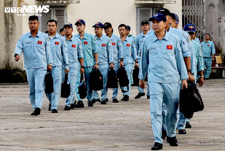 Người dẫn nhịp biên đội 'ngựa thồ' CASA trên bầu trời thao luyện A80- Ảnh 2.