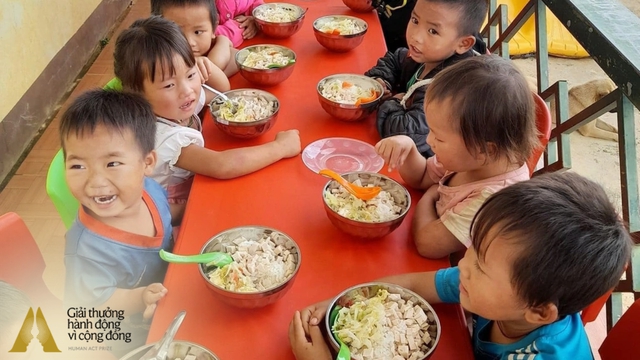 Thượng úy công an xây trường, "nấu cơm" cho hàng nghìn em nhỏ: "Người tốt ngoài kia thì nhiều lắm"- Ảnh 2.