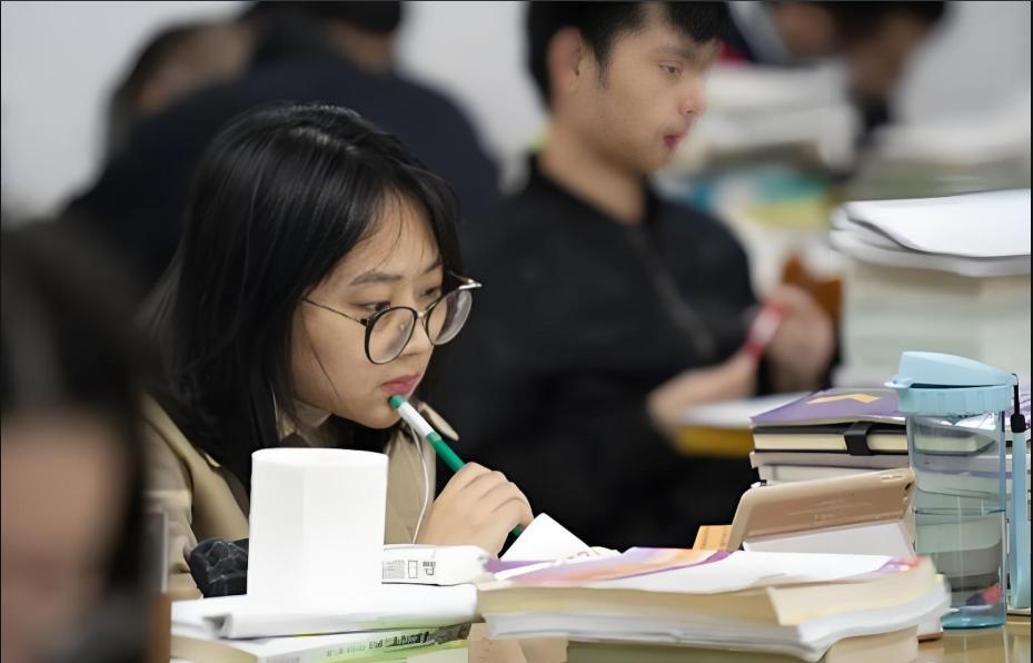 Khảo sát 100 học sinh thi ĐH đạt điểm cao, phát hiện 4 điểm chung đáng giá: Không phải gia thế hay xuất sắc bẩm sinh- Ảnh 1.