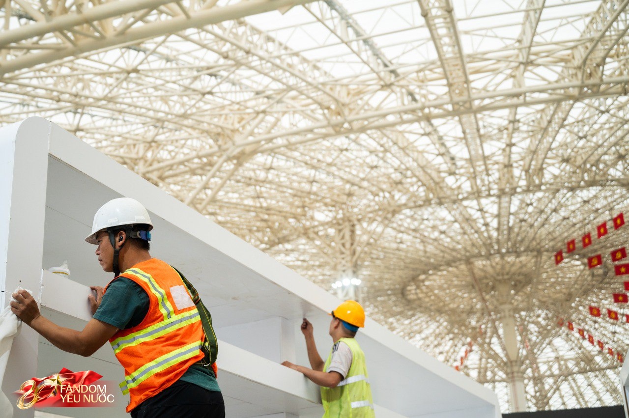 “Mục sở thị” nơi diễn ra triển lãm đặc biệt mừng Quốc khánh: Không gian hoành tráng nhất Việt Nam đang tất bật hoàn thiện trước giờ G- Ảnh 7.