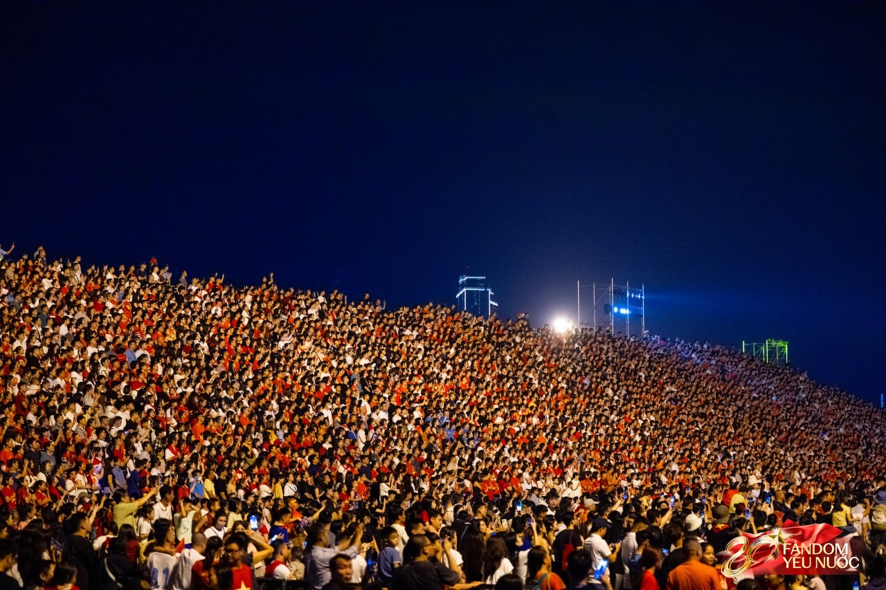 Lại thêm một đêm “concert quốc gia” rực đỏ Quảng trường Mỹ Đình: Cùng xem lại những hình ảnh ấn tượng nhất tối qua!- Ảnh 15.