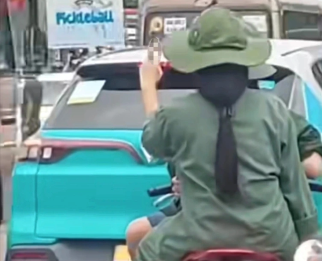 Vụ nữ sinh có hành động khiếm nhã với đoàn xe A80: Phụ huynh không tin nổi, mong con được tha thứ- Ảnh 1. Vụ nữ sinh có hành động khiếm nhã với đoàn xe A80: Phụ huynh không tin nổi, mong con được tha thứ- Ảnh 1.