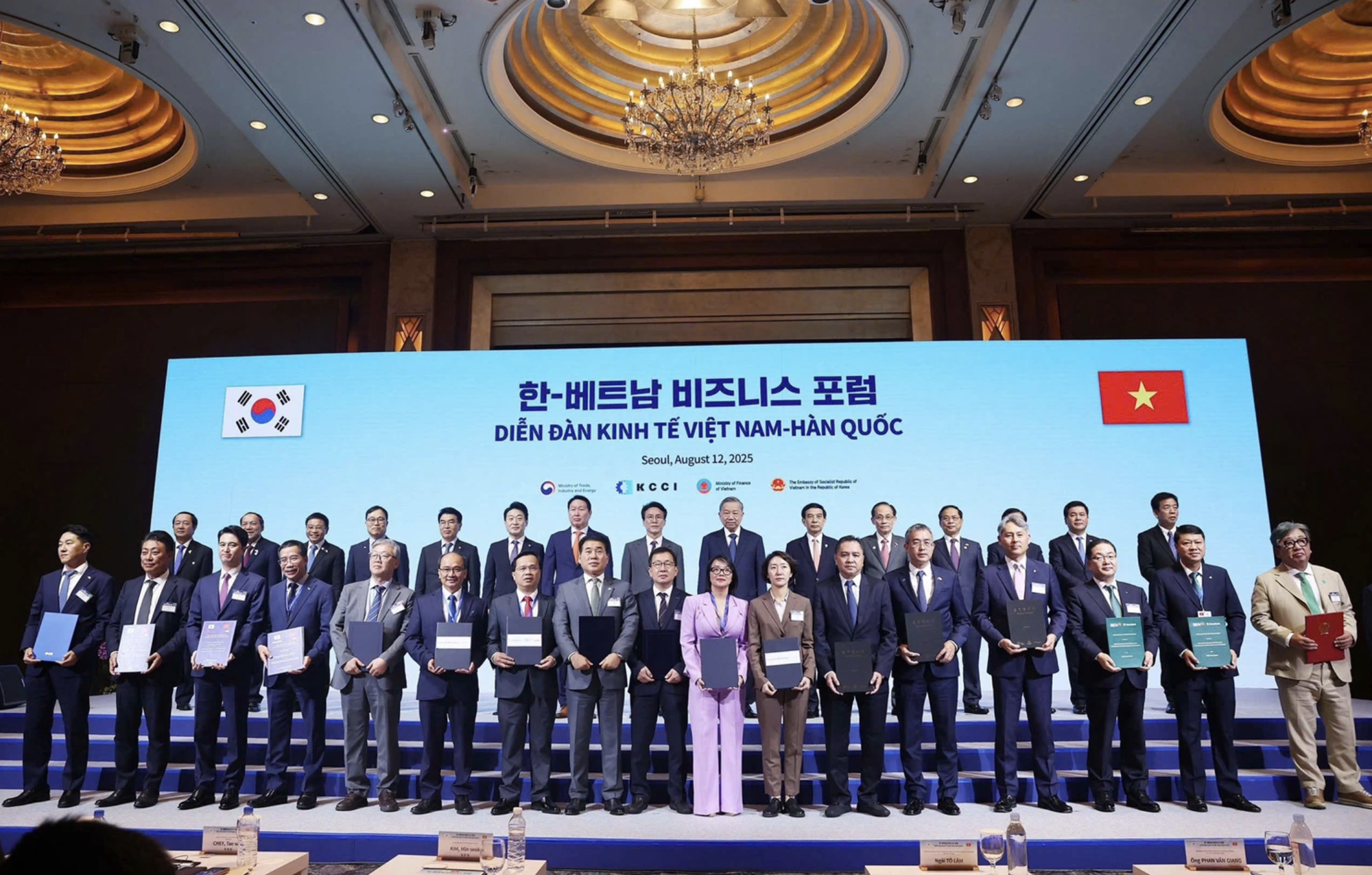 Ngân hàng Việt 'đứng ngồi không yên' trước cuộc đua tài sản số: Chủ sàn Upbit hỗ trợ MB, Techcombank 