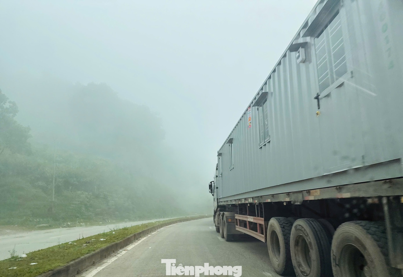 Sương mù dày đặc bao phủ tuyến đường lên Cửa khẩu Cầu Treo- Ảnh 6. Sương mù dày đặc bao phủ tuyến đường lên Cửa khẩu Cầu Treo- Ảnh 6.