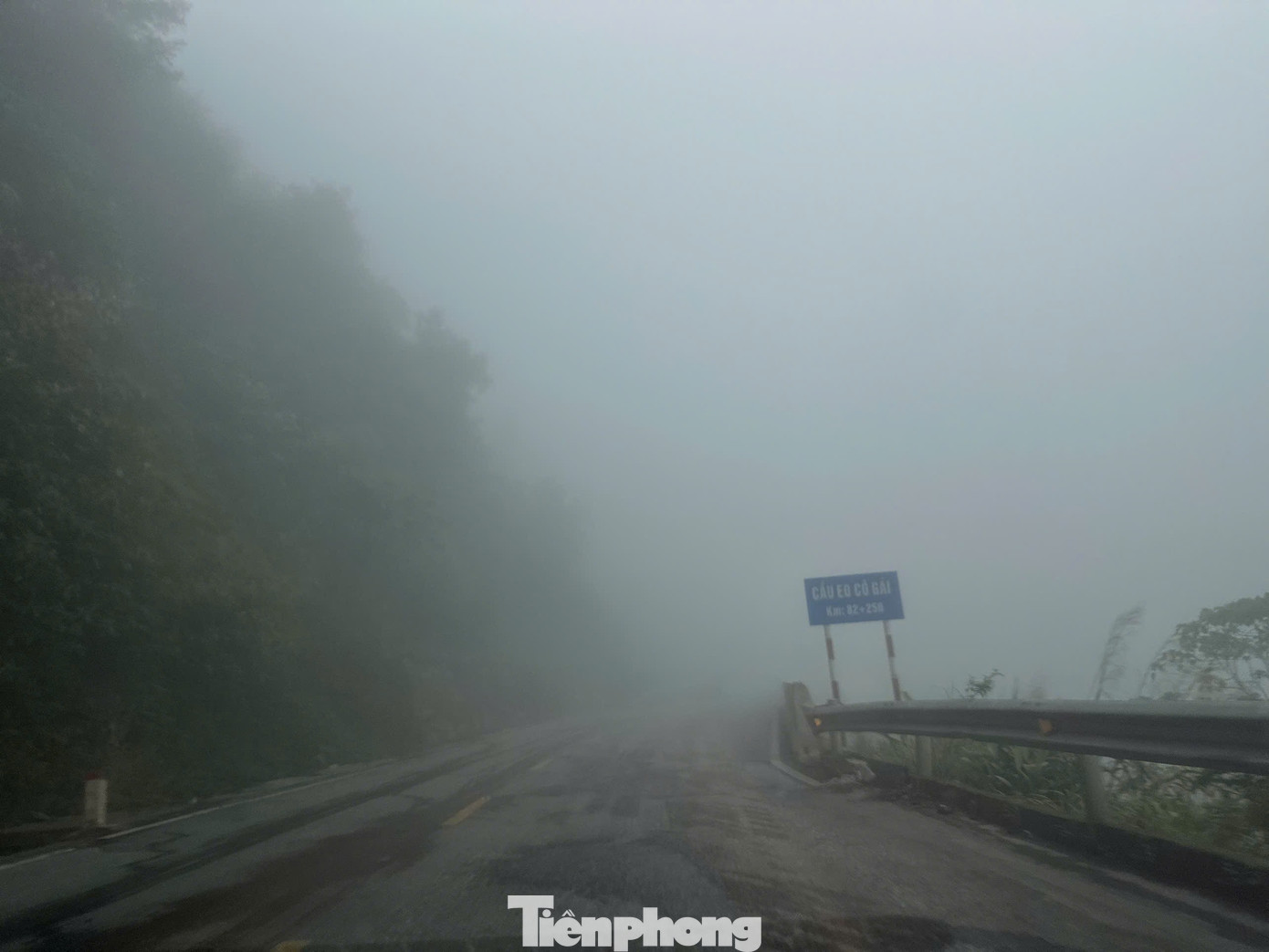 Sương mù dày đặc bao phủ tuyến đường lên Cửa khẩu Cầu Treo- Ảnh 8. Sương mù dày đặc bao phủ tuyến đường lên Cửa khẩu Cầu Treo- Ảnh 8.
