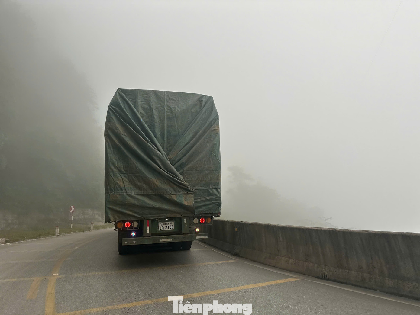 Sương mù dày đặc bao phủ tuyến đường lên Cửa khẩu Cầu Treo- Ảnh 10. Sương mù dày đặc bao phủ tuyến đường lên Cửa khẩu Cầu Treo- Ảnh 10.