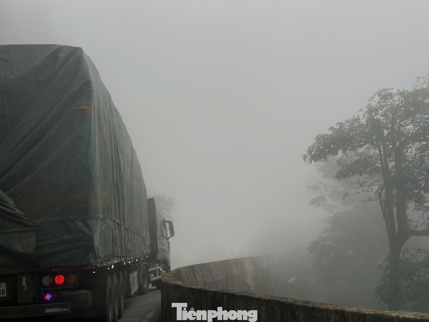 Sương mù dày đặc bao phủ tuyến đường lên Cửa khẩu Cầu Treo- Ảnh 5. Sương mù dày đặc bao phủ tuyến đường lên Cửa khẩu Cầu Treo- Ảnh 5.
