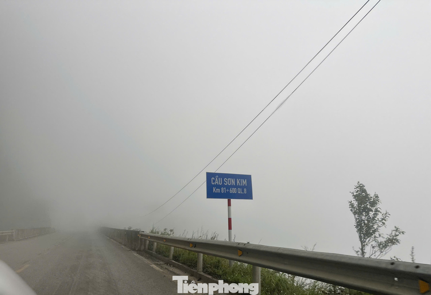 Sương mù dày đặc bao phủ tuyến đường lên Cửa khẩu Cầu Treo- Ảnh 3. Sương mù dày đặc bao phủ tuyến đường lên Cửa khẩu Cầu Treo- Ảnh 3.