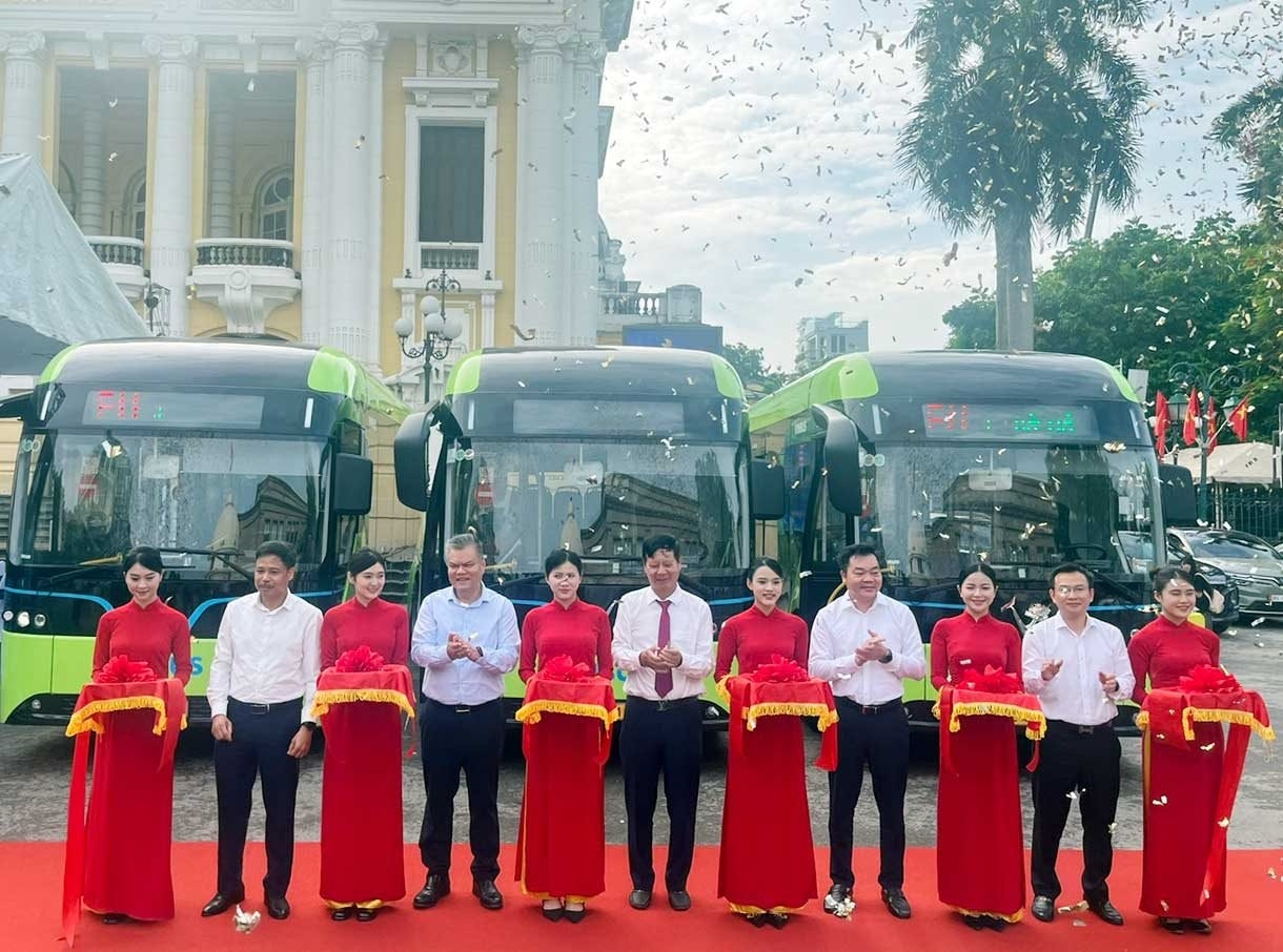 Từ 18/8, hàng ngàn sinh viên ở 2 trường ĐH này có thể bắt tuyến buýt điện mới của tỷ phú Phạm Nhật Vượng để đi học, được miễn phí vé đến hết 2025- Ảnh 1.