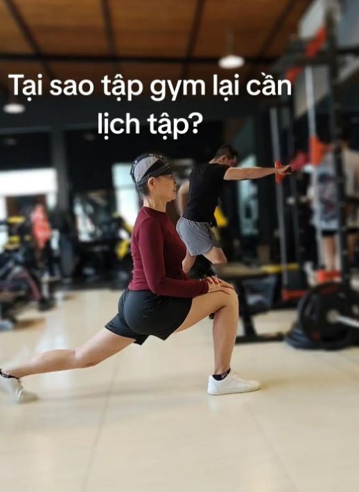 Bà lão U80 vẫn tập gym, nâng tạ 10kg hot rần rần cõi mạng- Ảnh 1.