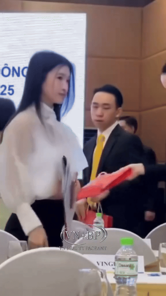 Á hậu Phương Nhi khoe visual phu nhân hào môn, vắng bóng cả năm vẫn "lia cam" chuẩn cỡ này!- Ảnh 4.