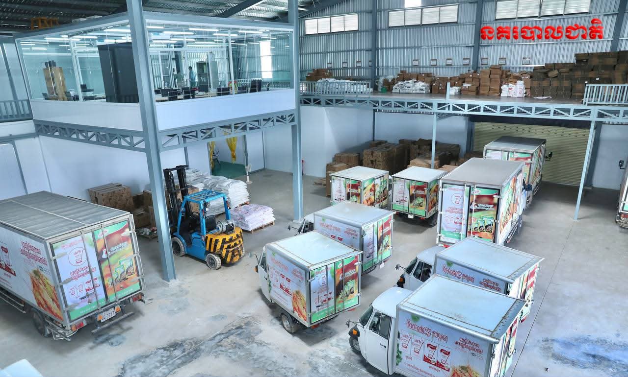 Đột kích một nhà máy, công an triệt phá đường dây sản xuất bột ngọt giả nhập lậu từ Trung Quốc, tịch thu hơn 30 tấn sản phẩm chuẩn bị phân phối- Ảnh 1.