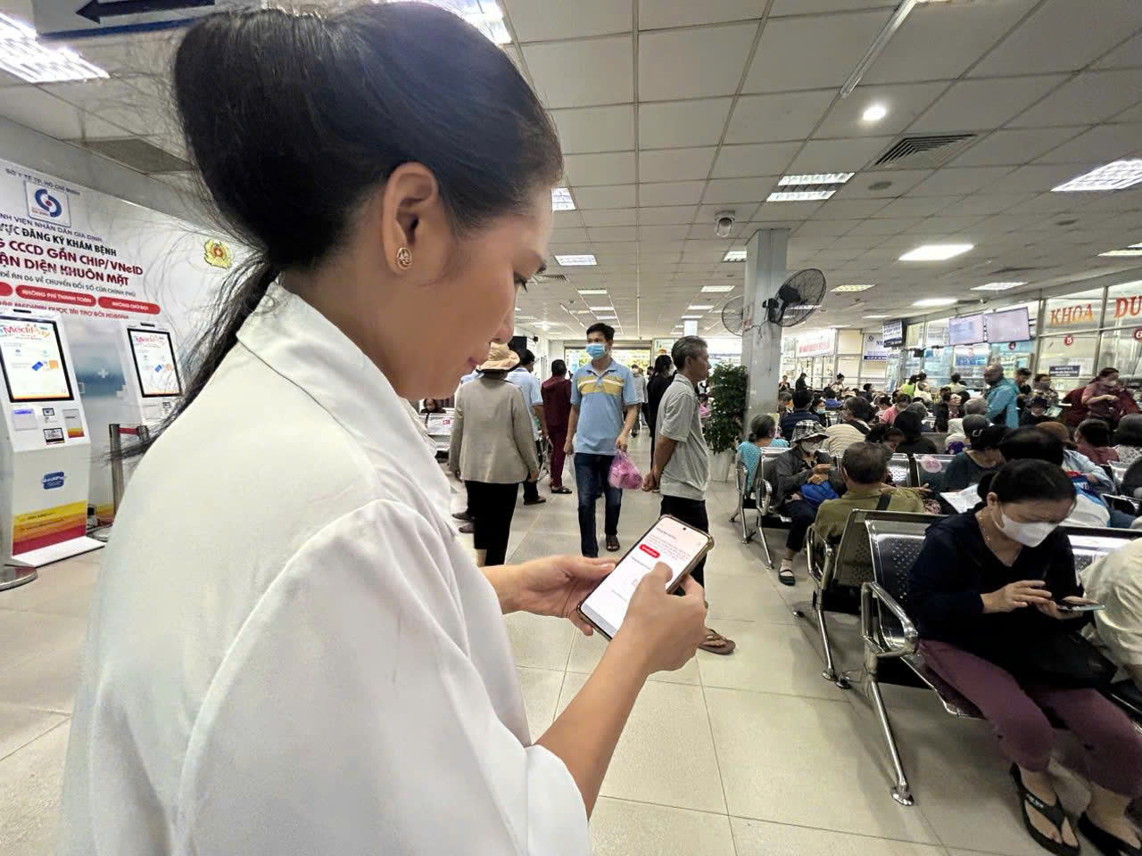 25 triệu thẻ BHYT và sổ sức khỏe điện tử đã tích hợp trên VNeID- Ảnh 1.