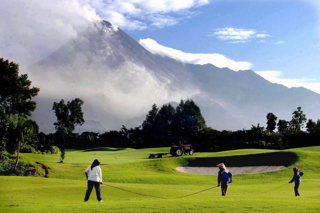 7 sân golf độc lạ nhất hành tinh không dành cho người yếu tim: Vượt 1.365 km qua sa mạc, bay lên 400 m mới phát được bóng hay chơi ngay cạnh núi lửa- Ảnh 6.