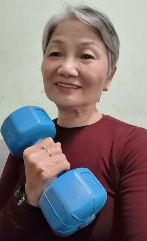 Bà lão U80 vẫn tập gym, nâng tạ 10kg hot rần rần cõi mạng- Ảnh 2.