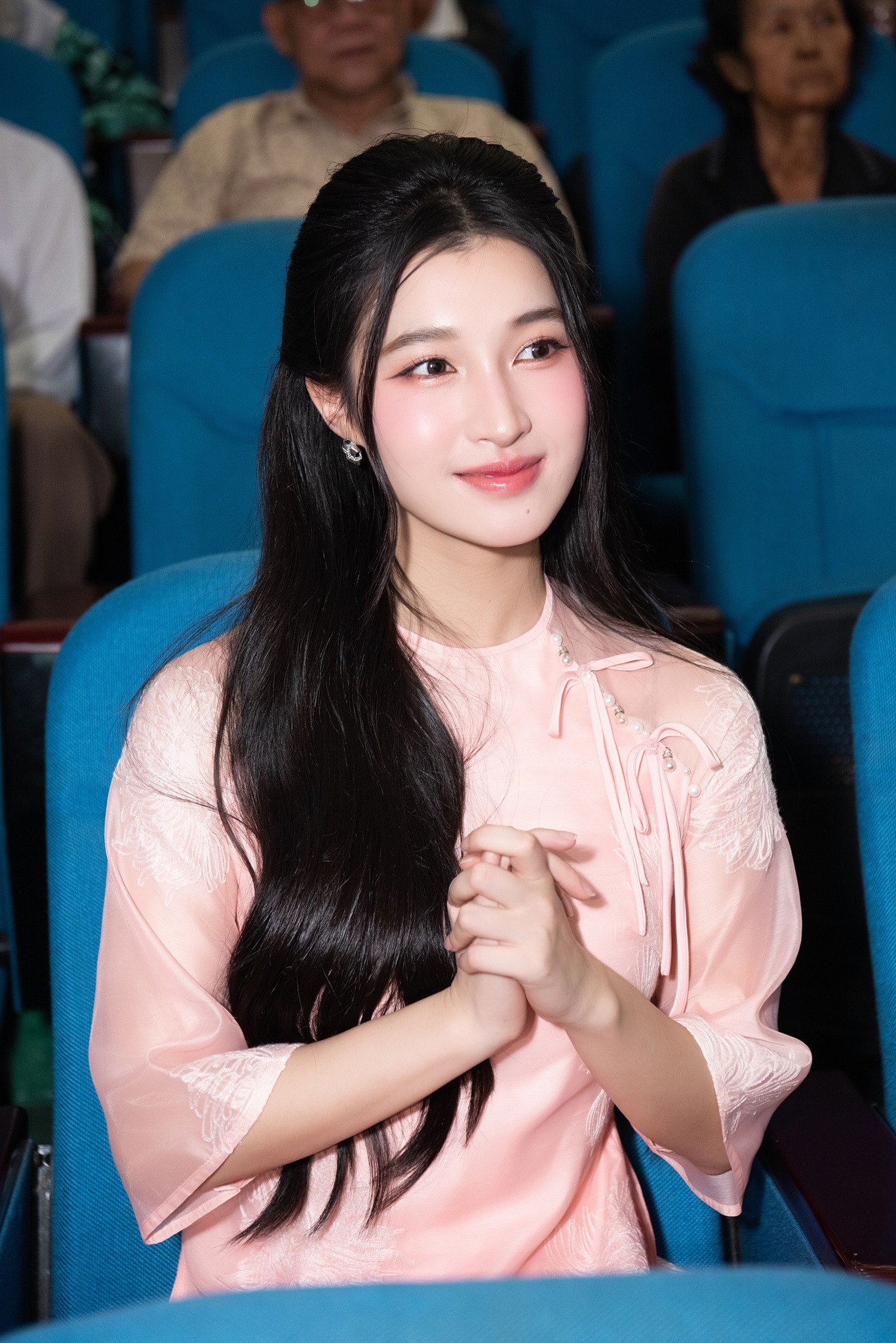 Á hậu Phương Nhi khoe visual phu nhân hào môn, vắng bóng cả năm vẫn "lia cam" chuẩn cỡ này!- Ảnh 3.