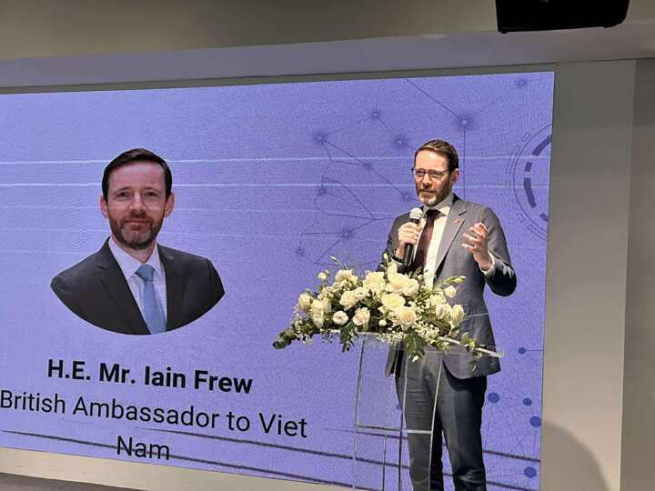 Đại sứ Anh tiết lộ bí quyết để Việt Nam 'thắng' trong ngành bán dẫn giá trị cao- Ảnh 1. Đại sứ Anh tiết lộ bí quyết để Việt Nam 'thắng' trong ngành bán dẫn giá trị cao- Ảnh 1.