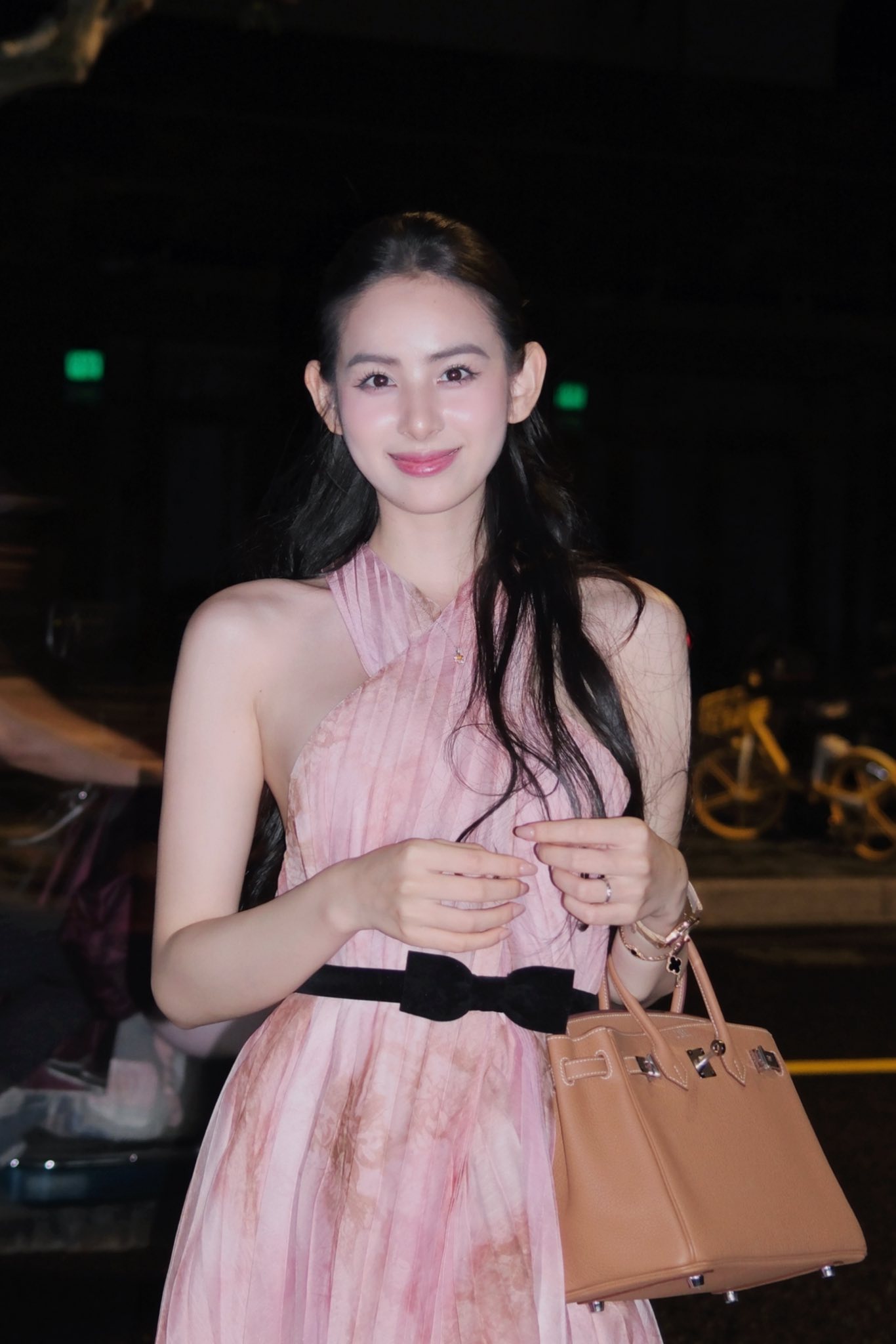 Hương Liên đã làm gì mà vừa lấy chồng hào môn đã bị chỉ trích khắp MXH?- Ảnh 4. Hương Liên đã làm gì mà vừa lấy chồng hào môn đã bị chỉ trích khắp MXH?- Ảnh 4.