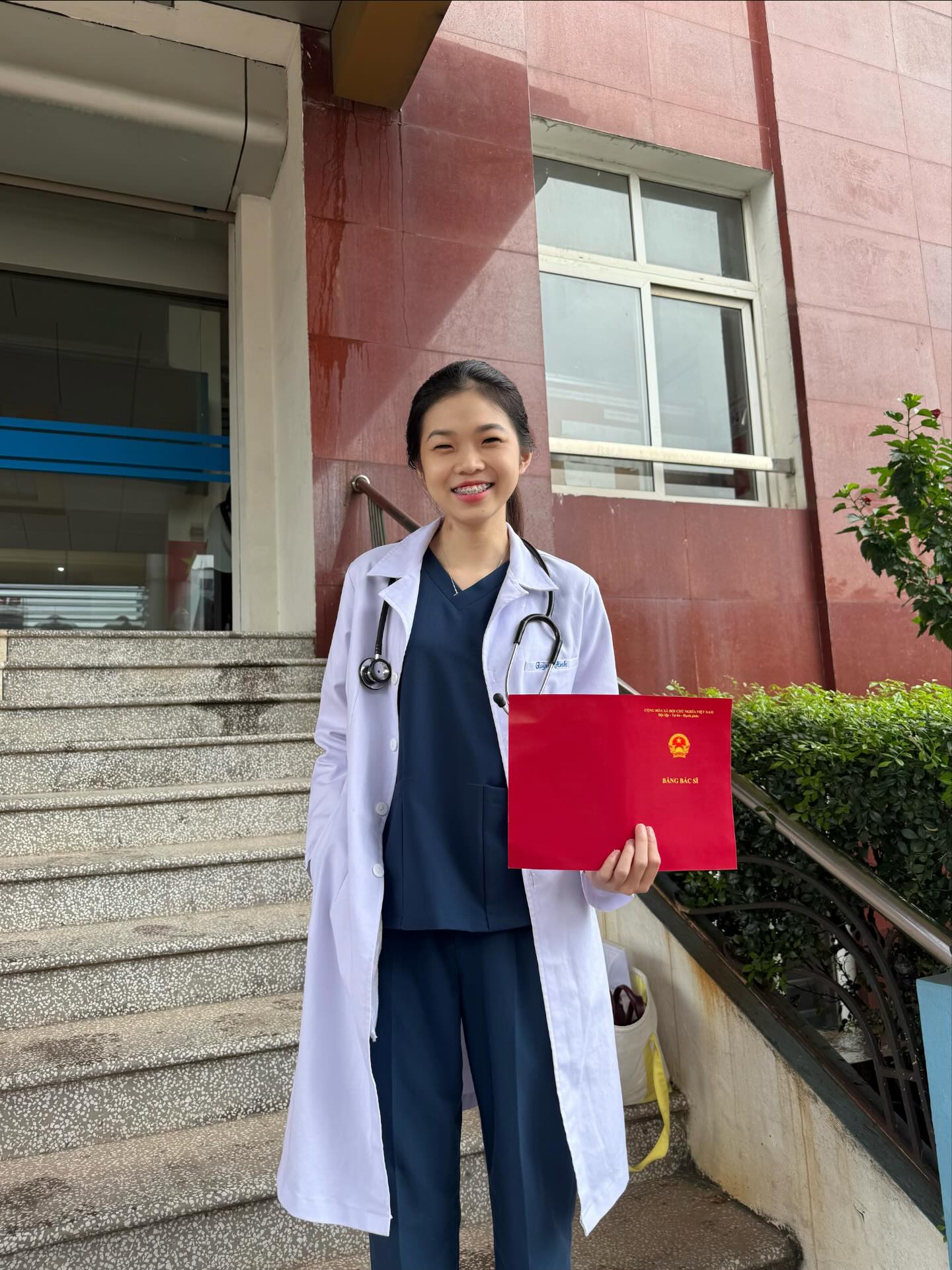 "Chị áo phao đen" khoe bằng bác sĩ Y Khoa, ĐH Y - Dược: Giao diện 1 đằng, trình độ 1 nẻo là đây!- Ảnh 1. "Chị áo phao đen" khoe bằng bác sĩ Y Khoa, ĐH Y - Dược: Giao diện 1 đằng, trình độ 1 nẻo là đây!- Ảnh 1.