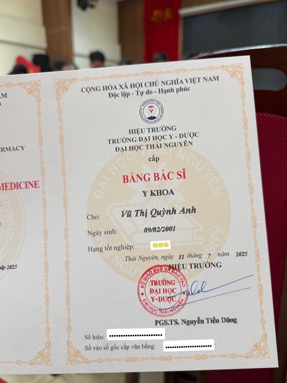 "Chị áo phao đen" khoe bằng bác sĩ Y Khoa, ĐH Y - Dược: Giao diện 1 đằng, trình độ 1 nẻo là đây!- Ảnh 2. "Chị áo phao đen" khoe bằng bác sĩ Y Khoa, ĐH Y - Dược: Giao diện 1 đằng, trình độ 1 nẻo là đây!- Ảnh 2.