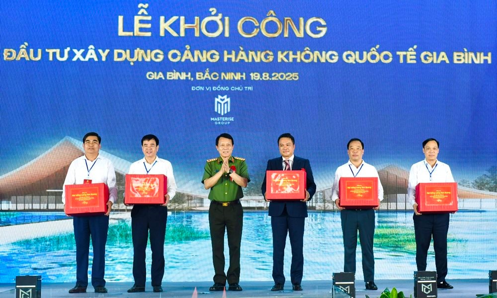4 tỷ phú đô la Nguyễn Thị Phương Thảo, Phạm Nhật Vượng, Trần Đình Long, Hồ Hùng Anh cùng ''phất cờ'' khởi động các "quả đấm thép" dọc miền đất nước- Ảnh 3.