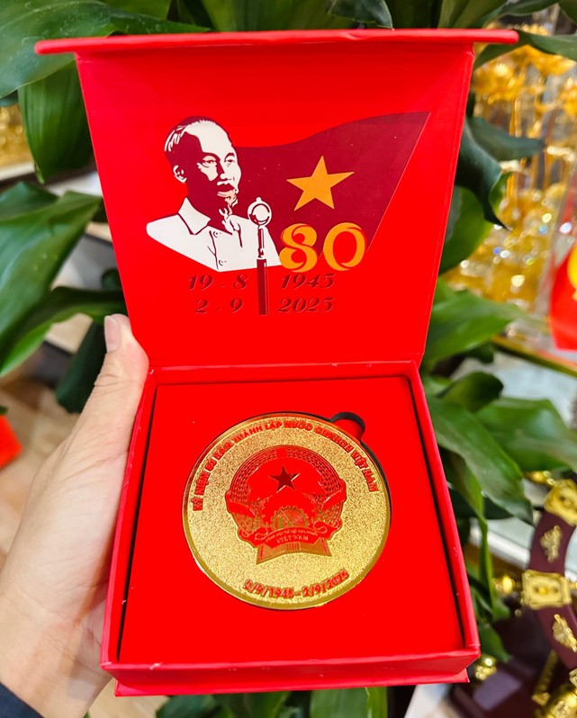 Kỷ niệm 80 năm Quốc khánh – 8000 đồng xu vàng lưu giữ lịch sử- Ảnh 2. Kỷ niệm 80 năm Quốc khánh – 8000 đồng xu vàng lưu giữ lịch sử- Ảnh 2.