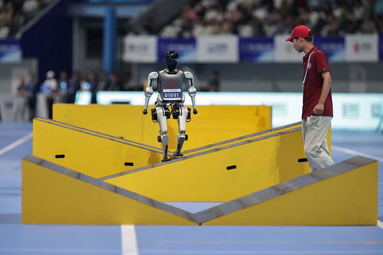 Đấm đá loạn xạ, chạy ngã cả vào nhau - Hành trình "thống trị loài người" của robot Trung Quốc còn xa lắm- Ảnh 4.