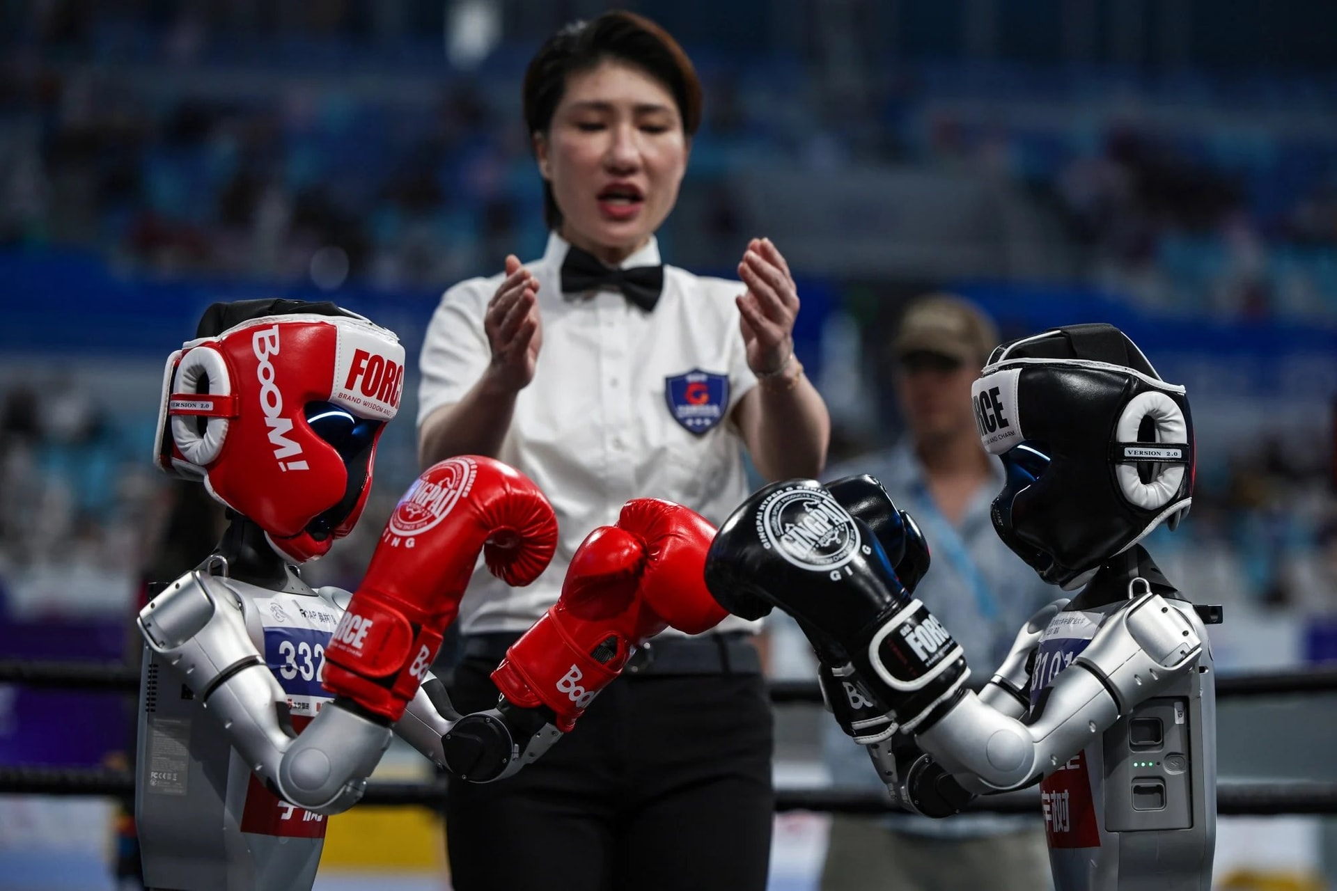 Đấm đá loạn xạ, chạy ngã cả vào nhau - Hành trình "thống trị loài người" của robot Trung Quốc còn xa lắm- Ảnh 1.