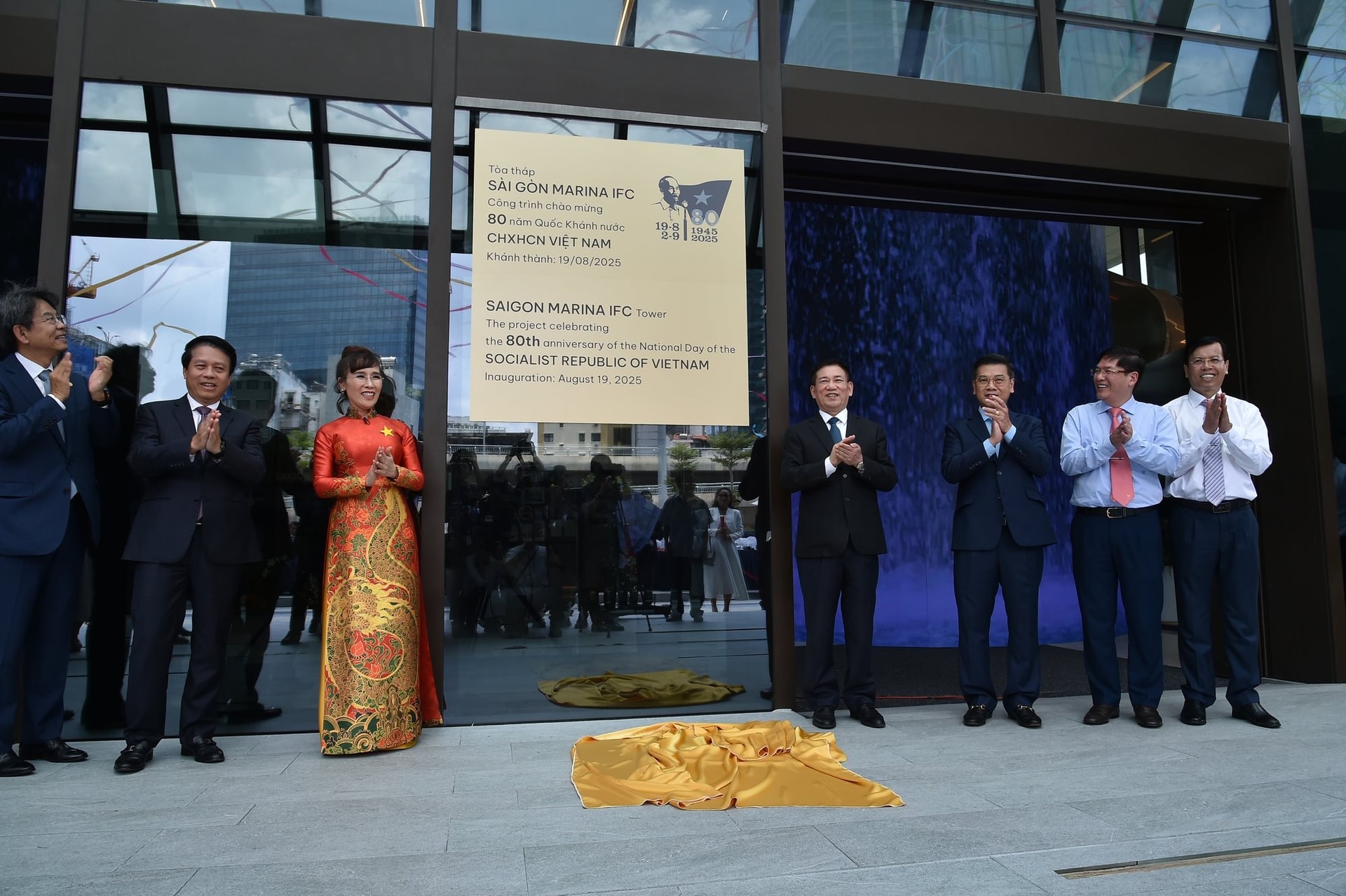 4 tỷ phú đô la Nguyễn Thị Phương Thảo, Phạm Nhật Vượng, Trần Đình Long, Hồ Hùng Anh cùng ''phất cờ'' khởi động các "quả đấm thép" dọc miền đất nước- Ảnh 2.