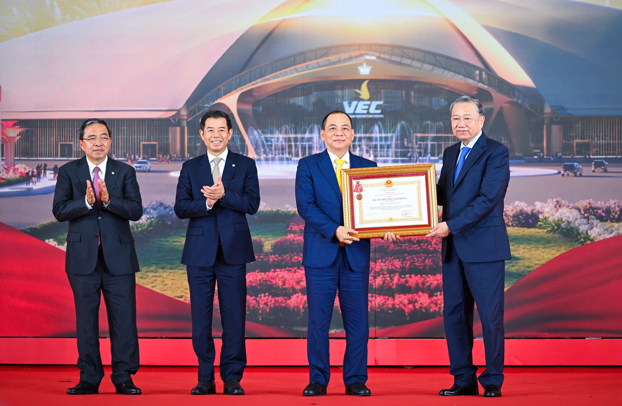 Tập đoàn Vingroup được trao Huân chương Lao động hạng Nhất- Ảnh 1.