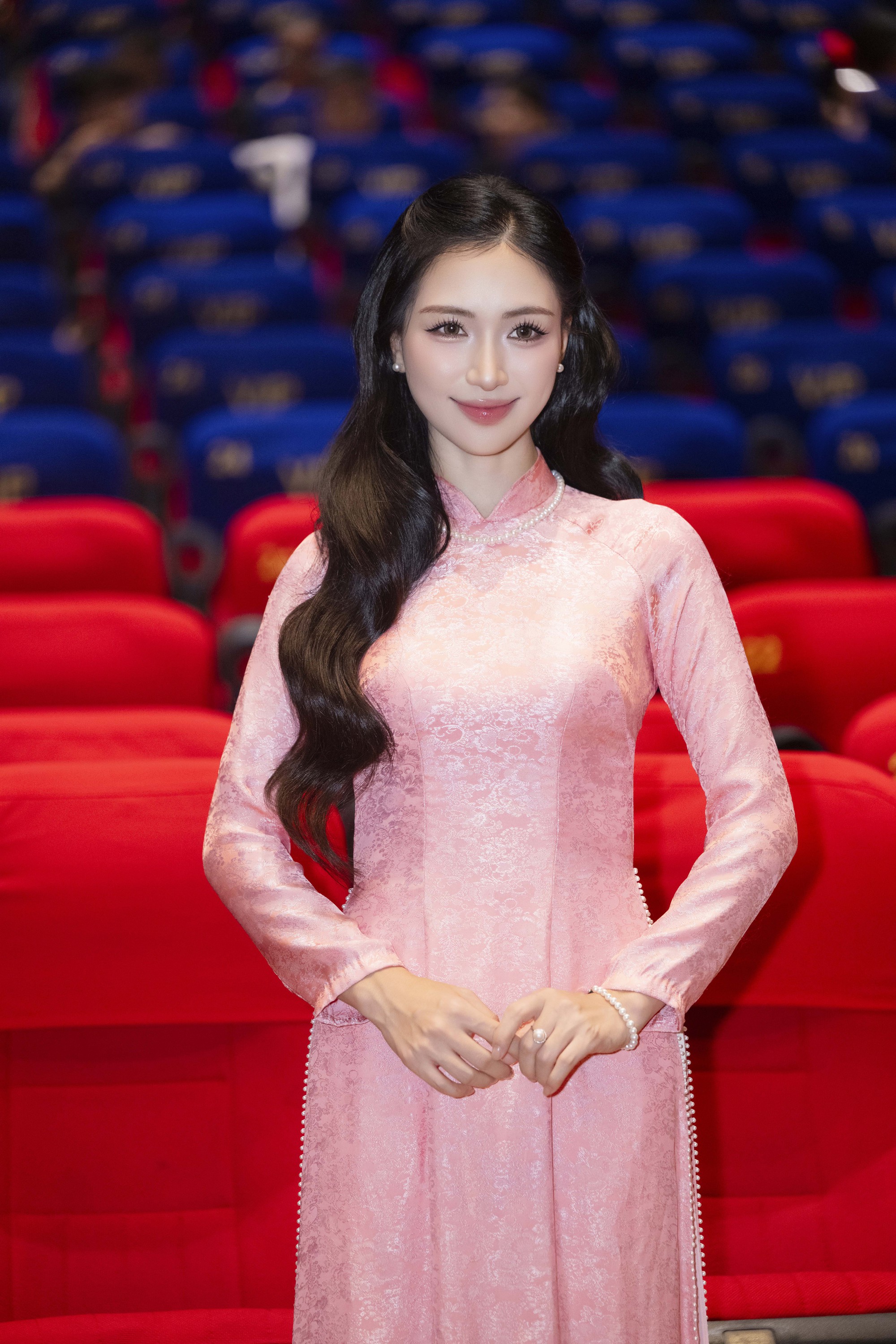 Thảm đỏ hot nhất hôm nay: Hòa Minzy “xinh sang slay” kịch trần, 1 mỹ nam đẹp phát sáng lấn lượt cả dàn sao- Ảnh 2.