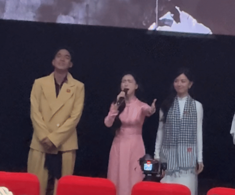Hòa Minzy bật khóc khi hát OST Mưa Đỏ, nghẹn ngào chia sẻ về hai câu thoại đắt giá trong phim- Ảnh 1.