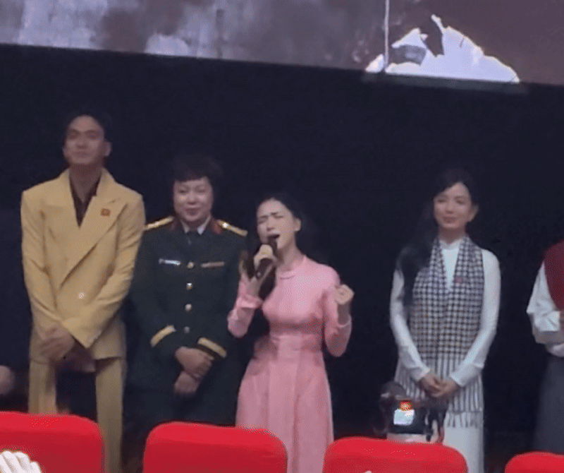 Hòa Minzy bật khóc khi hát OST Mưa Đỏ, nghẹn ngào chia sẻ về hai câu thoại đắt giá trong phim- Ảnh 2.