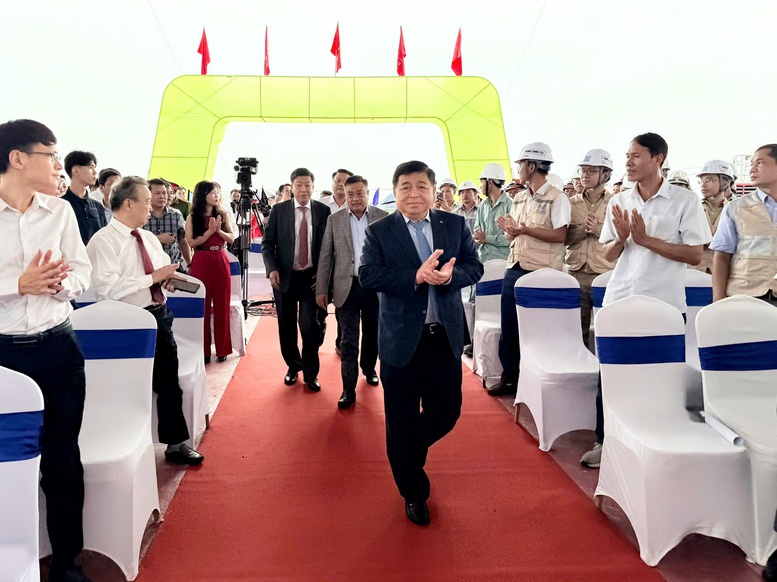 TRỰC TIẾP: Lễ khởi công, khánh thành 250 công trình tiêu biểu trên cả nước chào mừng Cách mạng tháng Tám và Quốc khánh 2/9- Ảnh 11. TRỰC TIẾP: Lễ khởi công, khánh thành 250 công trình tiêu biểu trên cả nước chào mừng Cách mạng tháng Tám và Quốc khánh 2/9- Ảnh 11.