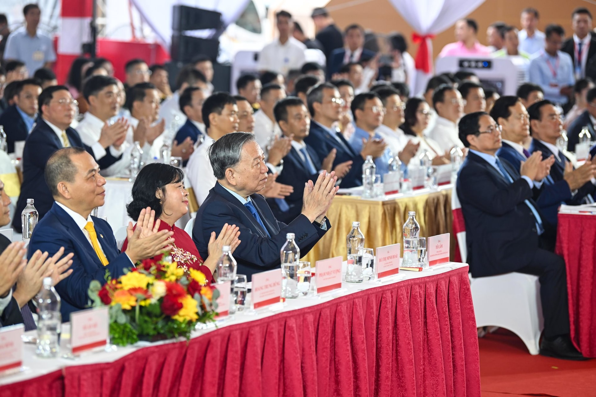 Ngày 19/8 lịch sử: Việt Nam bùng nổ siêu dự án 1,28 triệu tỷ đồng, Vingroup lập kỳ tích- Ảnh 1.