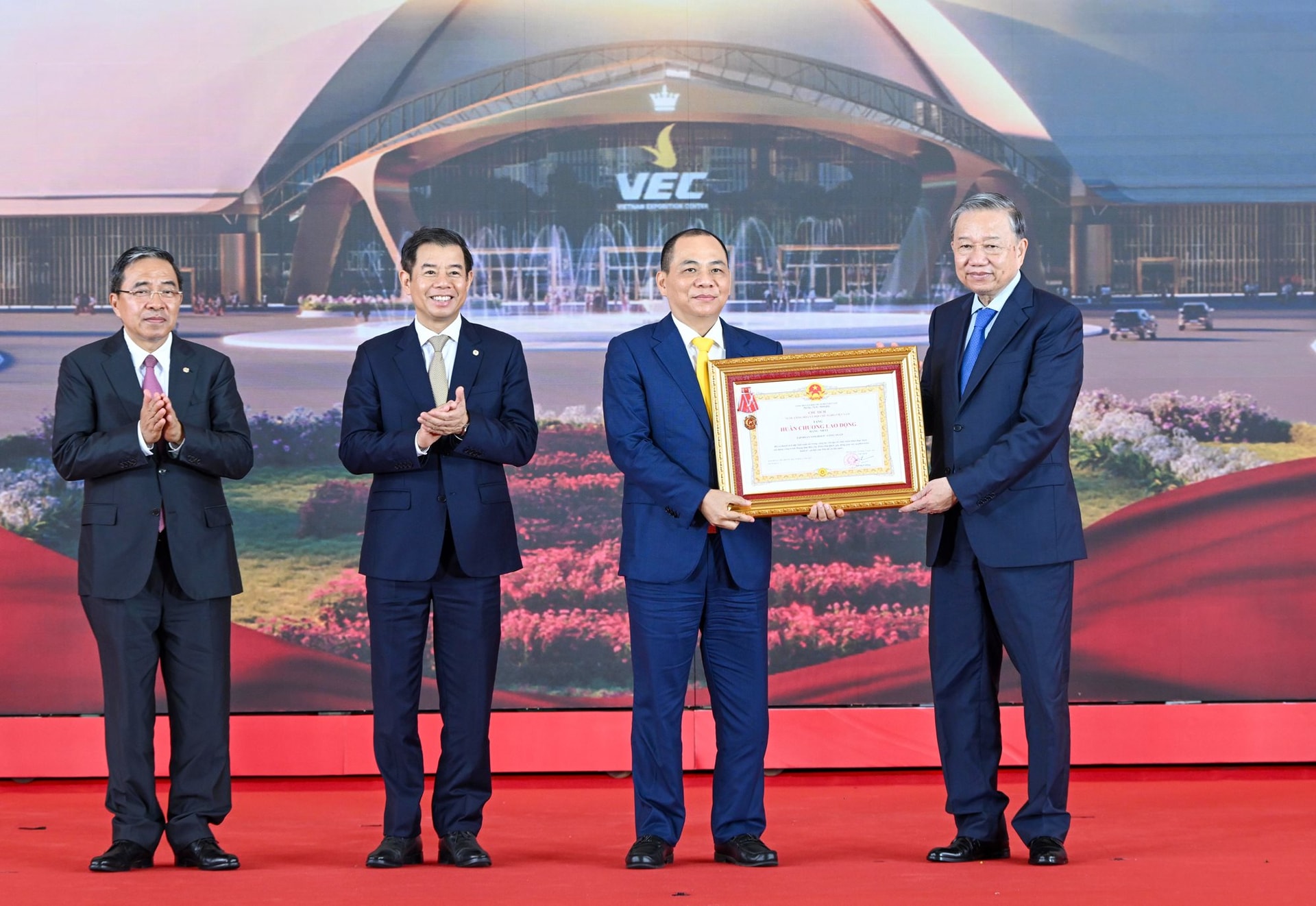 Vingroup của tỷ phú Phạm Nhật Vượng lập kỷ lục chưa từng có tại công trình Top 10 thế giới, đón nhận Huân chương Lao động hạng Nhất- Ảnh 1. Vingroup của tỷ phú Phạm Nhật Vượng lập kỷ lục chưa từng có tại công trình Top 10 thế giới, đón nhận Huân chương Lao động hạng Nhất- Ảnh 1.