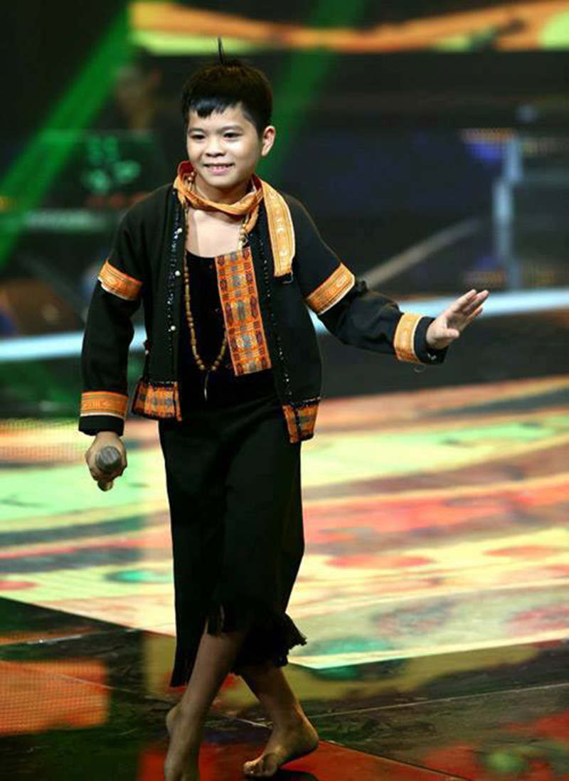 Cậu bé nghèo Thanh Hóa, đẩy xe rác cùng mẹ thành ca sĩ thần tượng đình đám showbiz Việt ở tuổi 24- Ảnh 2.
