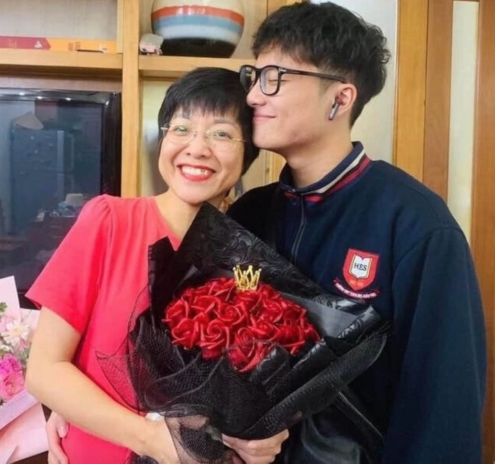 MC 'Gặp nhau cuối tuần' sống chung bạo bệnh, U60 bình yên bên con trai sau đổ vỡ- Ảnh 4.