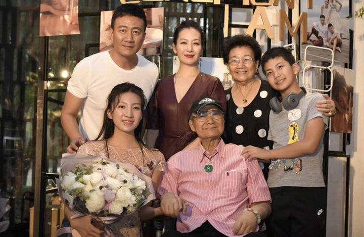 Hôn nhân đẹp như phim của chàng Kiều Phong đẹp trai nhất 'Thiên Long bát bộ'- Ảnh 5. Hôn nhân đẹp như phim của chàng Kiều Phong đẹp trai nhất 'Thiên Long bát bộ'- Ảnh 5.
