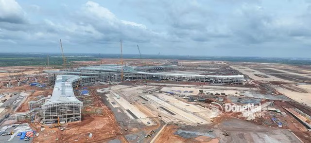 Siêu dự án hạ tầng hơn 16 tỷ USD lớn nhất VN: 900 nhân lực, 40 mũi thi công liên tục ngày đêm làm đường băng- Ảnh 1. Siêu dự án hạ tầng hơn 16 tỷ USD lớn nhất VN: 900 nhân lực, 40 mũi thi công liên tục ngày đêm làm đường băng- Ảnh 1.