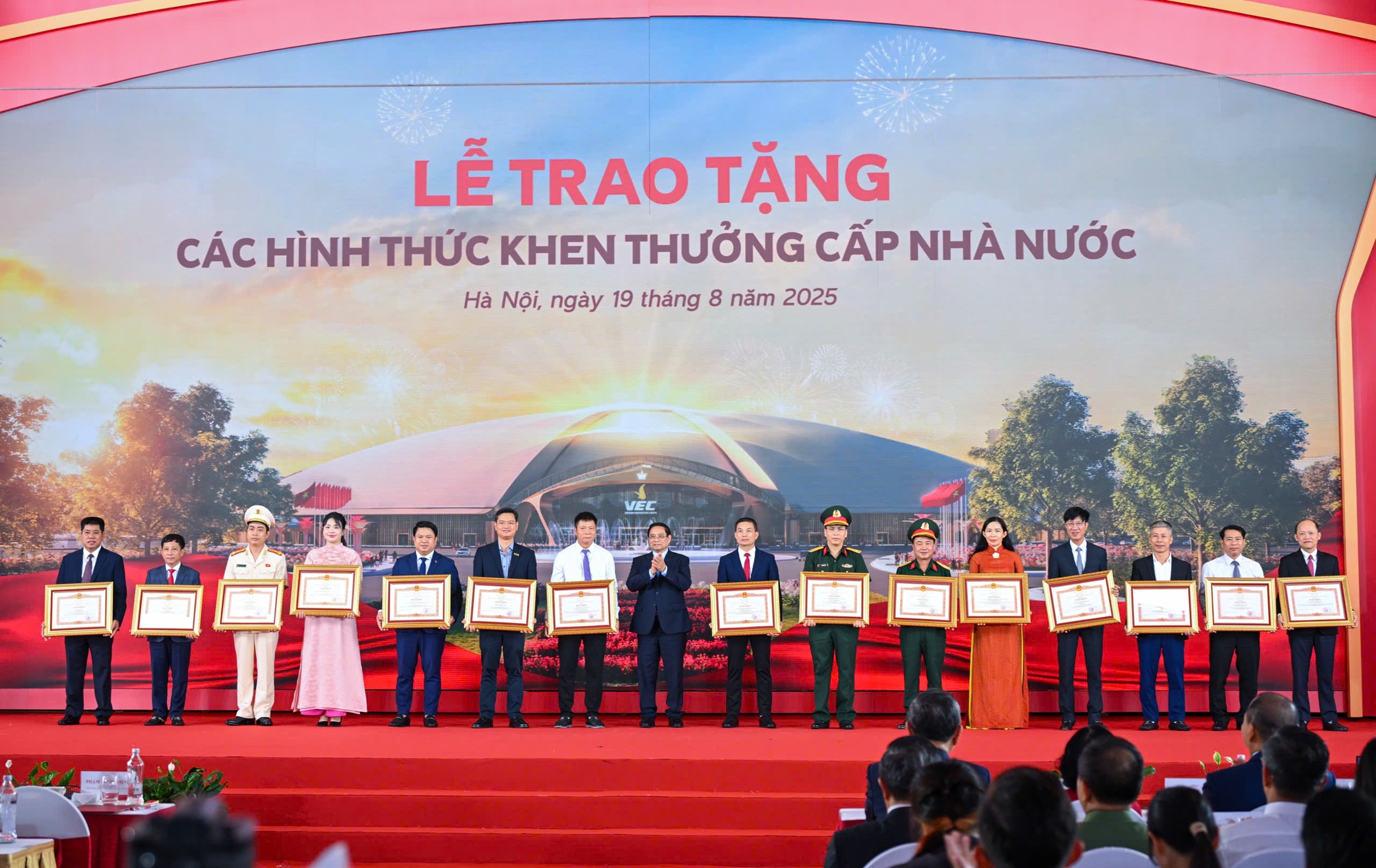 Tập đoàn Vingroup được trao Huân chương Lao động hạng Nhất- Ảnh 2.
