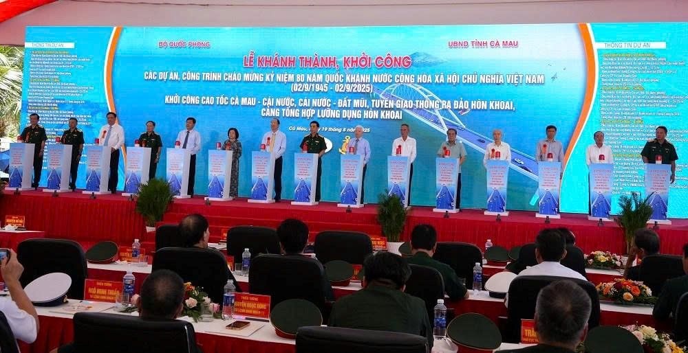 Tin vui với tỉnh Cà Mau: Hàng loạt dự án lớn đồng loạt khởi công, từ cầu vượt biển dài nhất Việt Nam đến cảng 15.000 tỷ đồng- Ảnh 1.
