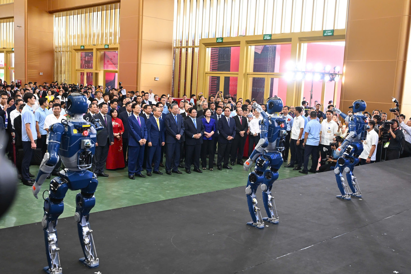 Tổng Bí thư và Thủ tướng xem màn trình diễn của robot 'made in Việt Nam'- Ảnh 7. Tổng Bí thư và Thủ tướng xem màn trình diễn của robot 'made in Việt Nam'- Ảnh 7.