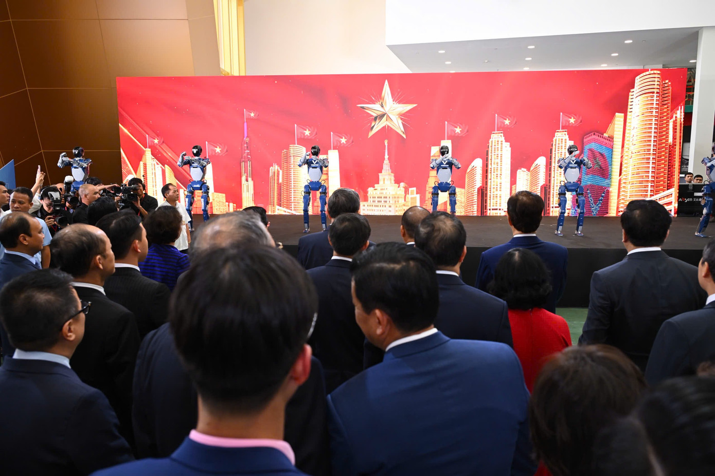 Tổng Bí thư và Thủ tướng xem màn trình diễn của robot 'made in Việt Nam'- Ảnh 3. Tổng Bí thư và Thủ tướng xem màn trình diễn của robot 'made in Việt Nam'- Ảnh 3.