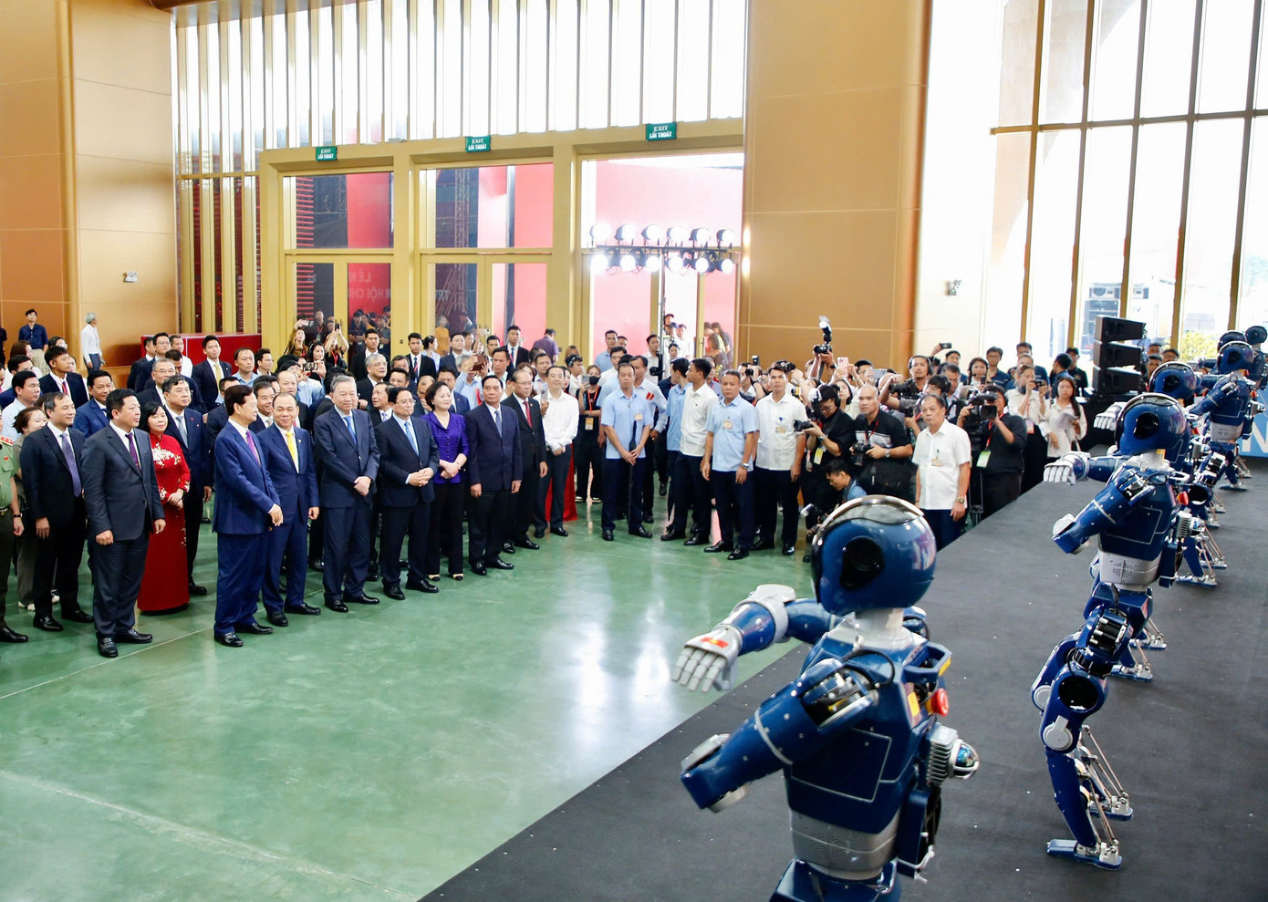 Tổng Bí thư và Thủ tướng xem màn trình diễn của robot 'made in Việt Nam'- Ảnh 2. Tổng Bí thư và Thủ tướng xem màn trình diễn của robot 'made in Việt Nam'- Ảnh 2.