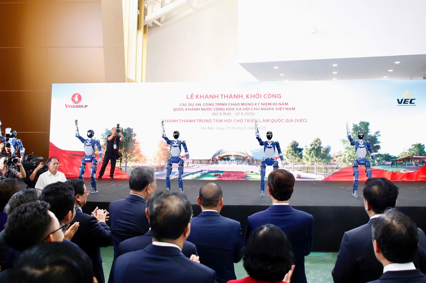 Tổng Bí thư và Thủ tướng xem màn trình diễn của robot 'made in Việt Nam'- Ảnh 4. Tổng Bí thư và Thủ tướng xem màn trình diễn của robot 'made in Việt Nam'- Ảnh 4.